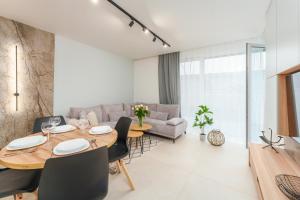 un soggiorno con un tavolo e un divano di RICAR Apartament Klifowa Rewal a Rewal
