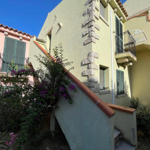 a building with flowers on the side of it at Gallura da Cino in Badesi +2 photos