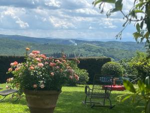 ogród ze stołem, ławką i kwiatami w obiekcie Il Fiorino di Badia w mieście Badia A Passignano