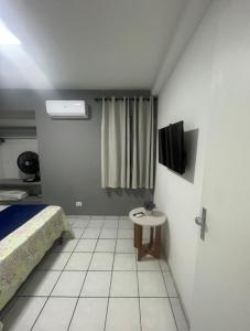 Un dormitorio pequeño con una cama y un lavabo. en Apartamento no Derby, en Recife