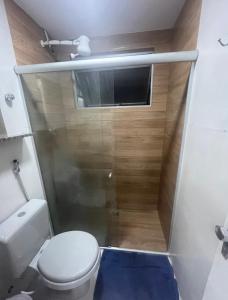 Un pequeño baño con inodoro y ducha. en Apartamento no Derby, en Recife