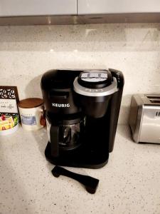 Una cafetera colocada encima de un mostrador en Walk to Hard Rock ~ Amazing 5 Star Home Away From Home!, en Miami Gardens