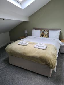 Un dormitorio con una cama con dos toallas encima. en Modern River View Mytholmroyd Apartment, en Mytholmroyd