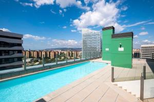 Hồ bơi trong/gần Apartment next to the Fira Barcelona and 20' from Bcn center, with swimming pool