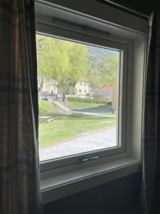 een raam met uitzicht op een park bij Birkelunden Bed & Breakfast in Rjukan