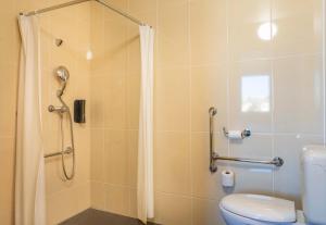 Bilik mandi di B&B HOTEL Martigues Port-de-Bouc +19 gambar