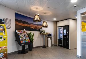 uma sala de espera com uma máquina de refrigerantes e uma máquina de venda automática em B&B HOTEL Grenoble Centre Verlaine em Grenoble