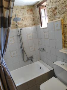 A bathroom at Rosalia Apartments
