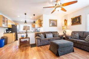 a living room with two couches and a ceiling fan at Serenity House near Gaslamp, San Diego Zoo & Petco in San Diego