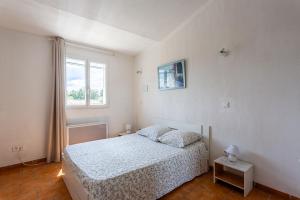Postel nebo postele na pokoji v ubytování Côté Oliviers 6P - Appt avec piscine partagée + 9 fotografií