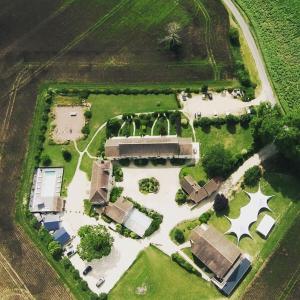una vista aérea de una casa con patio en Domaine de la RIMBERTIÈRE en Thuré