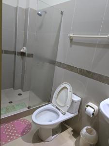 La salle de bains est pourvue d'une douche et de toilettes. dans l'établissement Hospedaje Paraíso, à Tingo María