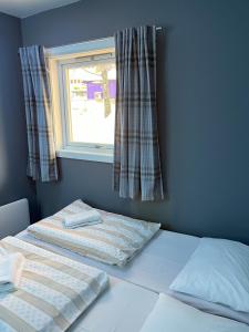 2 łóżka pojedyncze w sypialni z oknem w obiekcie Birkelunden Bed & Breakfast w mieście Rjukan