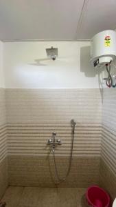 y baño con ducha y aseo. en TULDA BAMBUSA RESORT, en Kāziranga