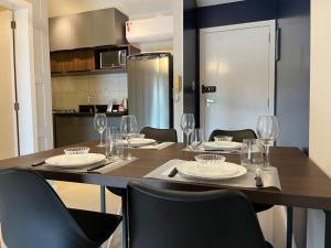 波梅罗迪Loft Dona Clara 202 Centro de Pomerode的餐桌、椅子和酒杯