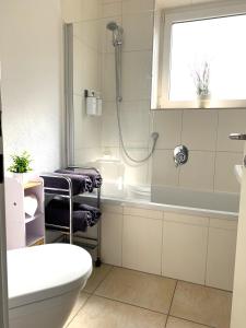 Komfortabel & Helles Apartment Nah am Flughafen, Frankfurt City, Wiesbaden und Rüsselsheim tesisinde bir banyo