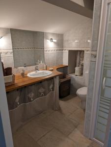 a bathroom with a sink and a toilet at Casa Ditta in Mela