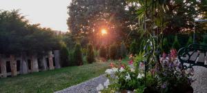 ogród z ławką i kwiatami na ścieżce w obiekcie Chalet Wickie w mieście Grafenau