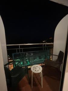 um quarto com uma mesa e um aquário de vidro em Hostal Mozaik Playa em Lloret de Mar