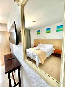 um quarto com um espelho grande e uma cama em Hostal Mozaik Playa em Lloret de Mar