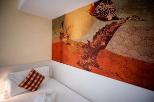 une peinture sur le mur d'une chambre avec un lit dans l'établissement Hotel Arizona, à Lignano Sabbiadoro