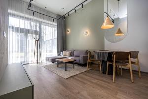 パランガにあるApartamentai Palangos centreのテーブルとソファのあるリビングルーム
