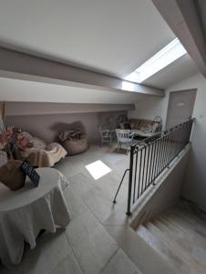 Habitación en el ático con cama y mesa en una habitación en Casa Ditta en Mela