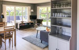 Il comprend une cuisine et un salon avec une table et des chaises. dans l'établissement 2 Bedroom Nice Home In Sydals, à Neder Lysabild