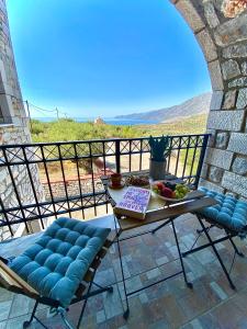 d'une table et de chaises sur un balcon avec vue sur l'océan. dans l'établissement Casa SanGiorgio, 