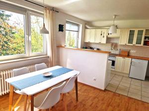 a kitchen with a table and chairs in a room at Perfekt für 1, 2 und bis zu 6 Personen - Nah am Flughafen, Frankfurt City, Wiesbaden und Rüsselsheim in Mörfelden-Walldorf