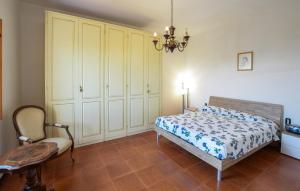 Ένα ή περισσότερα κρεβάτια σε δωμάτιο στο Beautiful Home In Cavriglia With Wifi