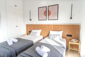 two beds sitting next to each other in a bedroom at Relaxing Sea View Studio at Xenios Avlais in Alikanas