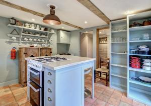 een keuken met een kookplaat in de kamer bij Whitewalls in Snape