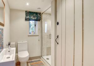 een badkamer met een toilet, een wastafel en een douche bij Whitewalls in Snape