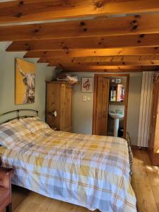 um quarto com uma cama e um tecto de madeira em Kirkstyle Hideaway em Arbroath