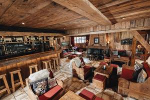an overhead view of a living room in a log cabin at Residence Hôtelière La Renardiere in Samoëns