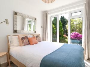 En eller flere senge i et værelse på Sweden Bridge Cottage