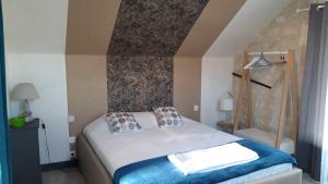 Łóżko lub łóżka w pokoju w obiekcie Gîte 3* Piscine Spa entre ZOO BEAUVAL FUTUROSCOPE CHATEAUX LOIRE