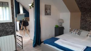 sypialnia z łóżkiem i pokój ze stołem w obiekcie Gîte 3* Piscine Spa entre ZOO BEAUVAL FUTUROSCOPE CHATEAUX LOIRE w mieście Sainte-Maure-de-Touraine +37 zdjęć