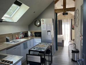 Kuchnia lub aneks kuchenny w obiekcie Gîte 3* Piscine Spa entre ZOO BEAUVAL FUTUROSCOPE CHATEAUX LOIRE