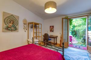 una camera da letto con un letto, una scrivania e una finestra di Gîte Gaia a Poussan