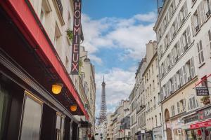 a city street with buildings and the eiffel tower at Eiffel Tower Apartment/Invalide by Studioprestige in Paris