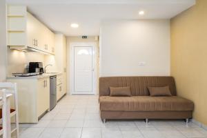 A kitchen or kitchenette at Dallas Hotel