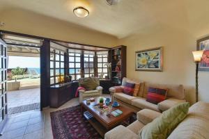 ein Wohnzimmer mit Sofa und Tisch in der Unterkunft Roca del Mar 7 by VillaGranCanaria in Playa del Aguila