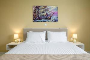 A bed or beds in a room at Dallas Hotel