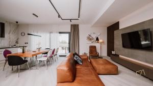 een woonkamer met een bruine bank en een tafel bij Lovely Villa Divine in Kras