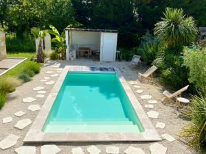 une piscine au milieu d'un jardin dans l'établissement Maison d'exception Girondine, à La Lande-de-Fronsac