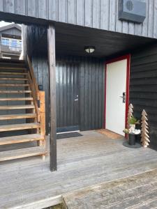 eine Veranda mit einer Treppe und einer weißen Tür in der Unterkunft Voss Resort Bavallstunet in Skulestadmo