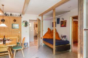1 dormitorio con 1 cama con marco de madera en Landhaus Lucia en Oberau