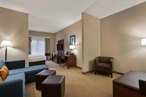 um quarto de hotel com um sofá e uma cama em Comfort Suites Hummelstown - Hershey em Hummelstown